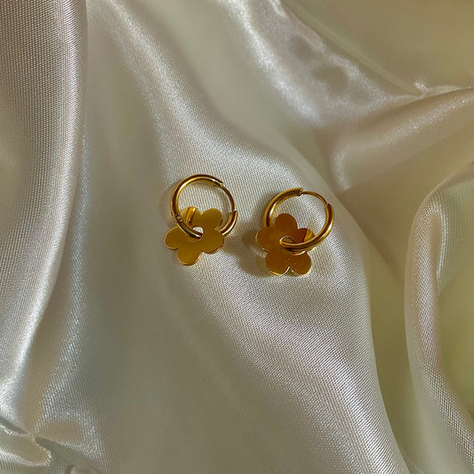 [EARRING] Flower Cut Huggie